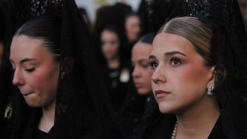 El casco histórico de León se rinde ante la Virgen de la Amargura | José Martín