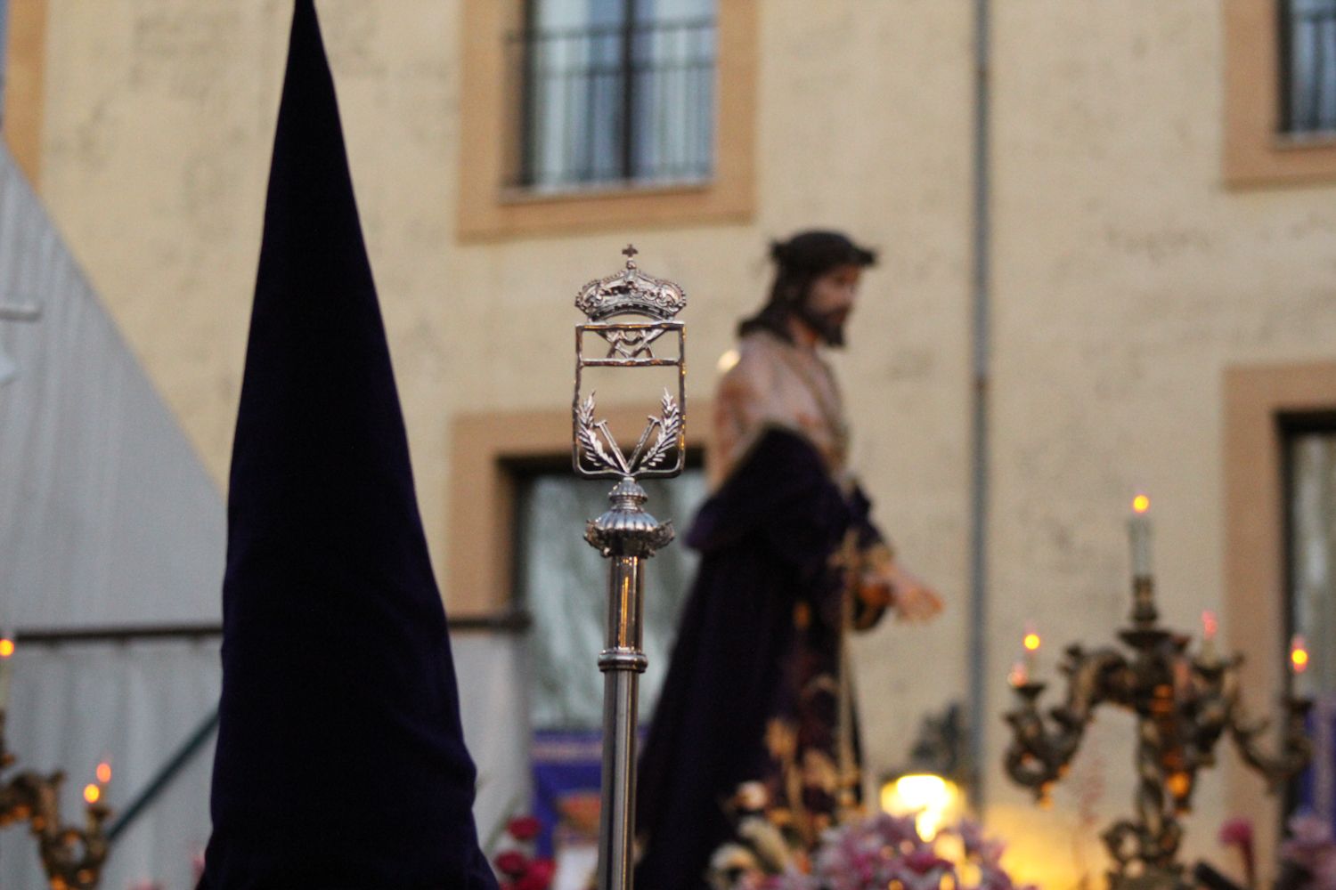 El casco histórico de León se rinde ante la Virgen de la Amargura | José Martín