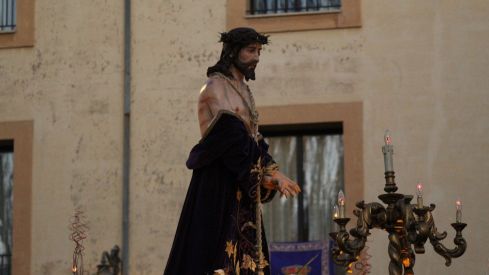 El casco histórico de León se rinde ante la Virgen de la Amargura | José Martín