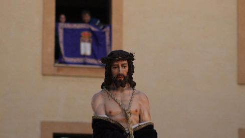 El casco histórico de León se rinde ante la Virgen de la Amargura | José Martín