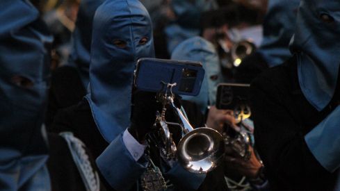 El casco histórico de León se rinde ante la Virgen de la Amargura | José Martín