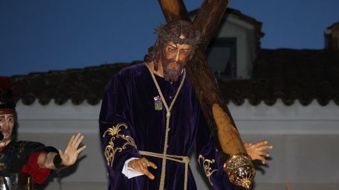 El casco histórico de León se rinde ante la Virgen de la Amargura | José Martín