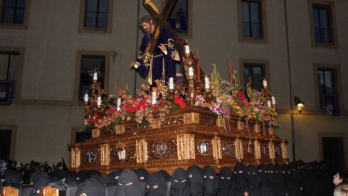 El casco histórico de León se rinde ante la Virgen de la Amargura | José Martín