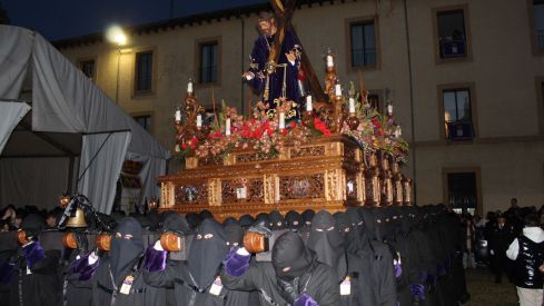 El casco histórico de León se rinde ante la Virgen de la Amargura | José Martín