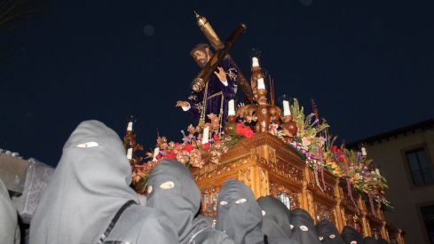 El casco histórico de León se rinde ante la Virgen de la Amargura | José Martín