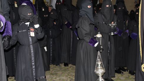 El casco histórico de León se rinde ante la Virgen de la Amargura | José Martín