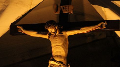 El casco histórico de León se rinde ante la Virgen de la Amargura | José Martín