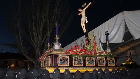 El casco histórico de León se rinde ante la Virgen de la Amargura | José Martín