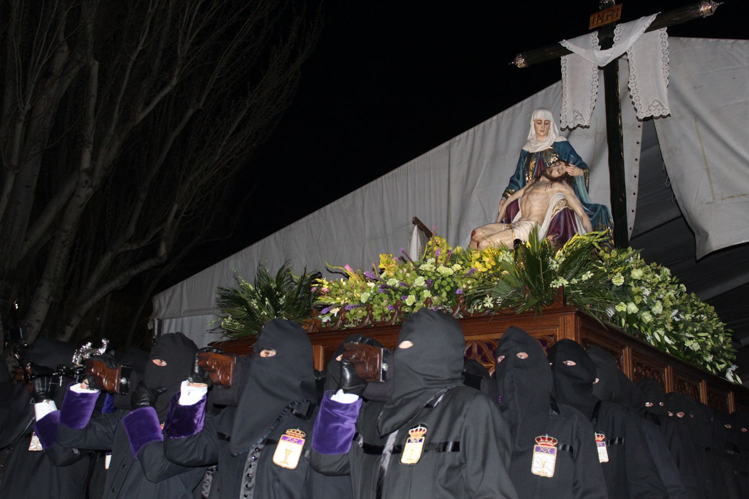 El casco histórico de León se rinde ante la Virgen de la Amargura | José Martín
