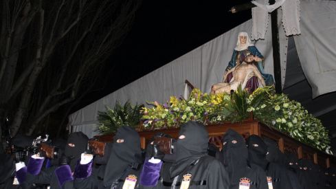 El casco histórico de León se rinde ante la Virgen de la Amargura | José Martín