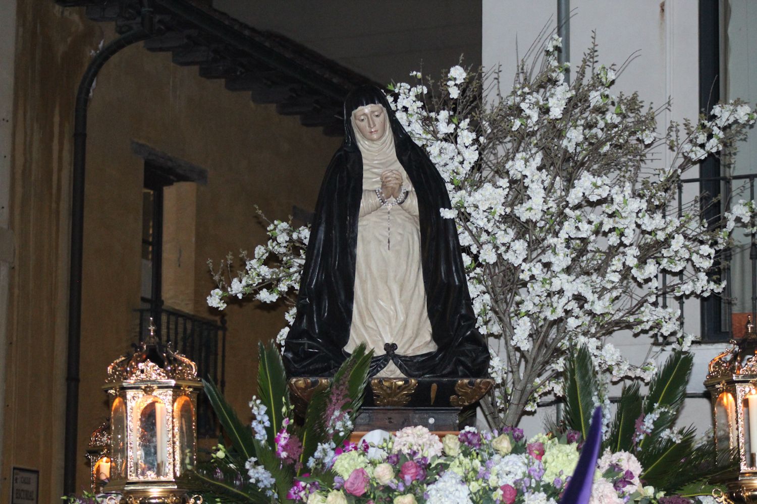 Minerva cumple con su cita de Miércoles Santo: León se rinde ante La Virgen de la Amagura | José Martín