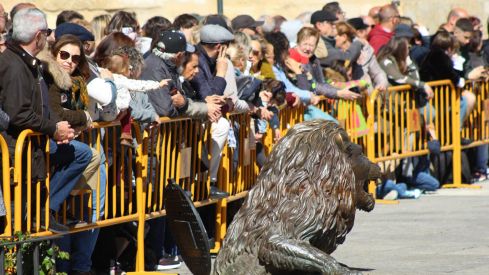 El Pregón a Caballo de las Siete Palabras tiñe de rojo las calles de León en Jueves Santo | José Martín