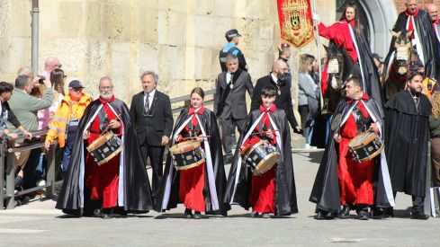 El Pregón a Caballo de las Siete Palabras tiñe de rojo las calles de León en Jueves Santo | José Martín