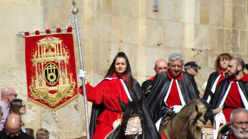 El Pregón a Caballo de las Siete Palabras tiñe de rojo las calles de León en Jueves Santo | José Martín