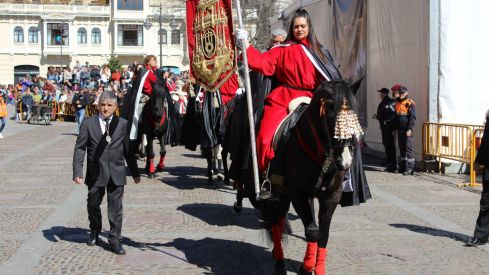 El Pregón a Caballo de las Siete Palabras tiñe de rojo las calles de León en Jueves Santo | José Martín