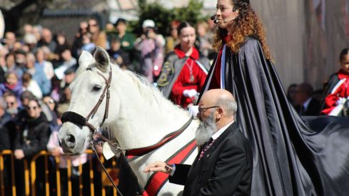 El Pregón a Caballo de las Siete Palabras tiñe de rojo las calles de León en Jueves Santo | José Martín