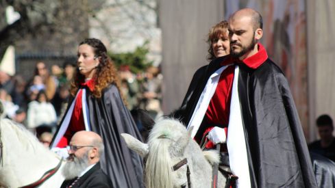 El Pregón a Caballo de las Siete Palabras tiñe de rojo las calles de León en Jueves Santo | José Martín