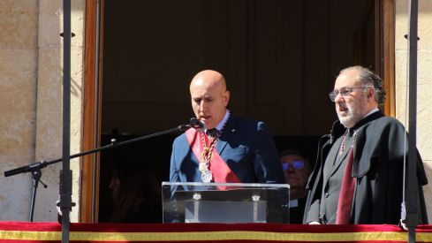 El Pregón a Caballo de las Siete Palabras tiñe de rojo las calles de León en Jueves Santo | José Martín