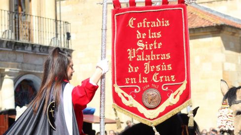 El Pregón a Caballo de las Siete Palabras tiñe de rojo las calles de León en Jueves Santo | José Martín
