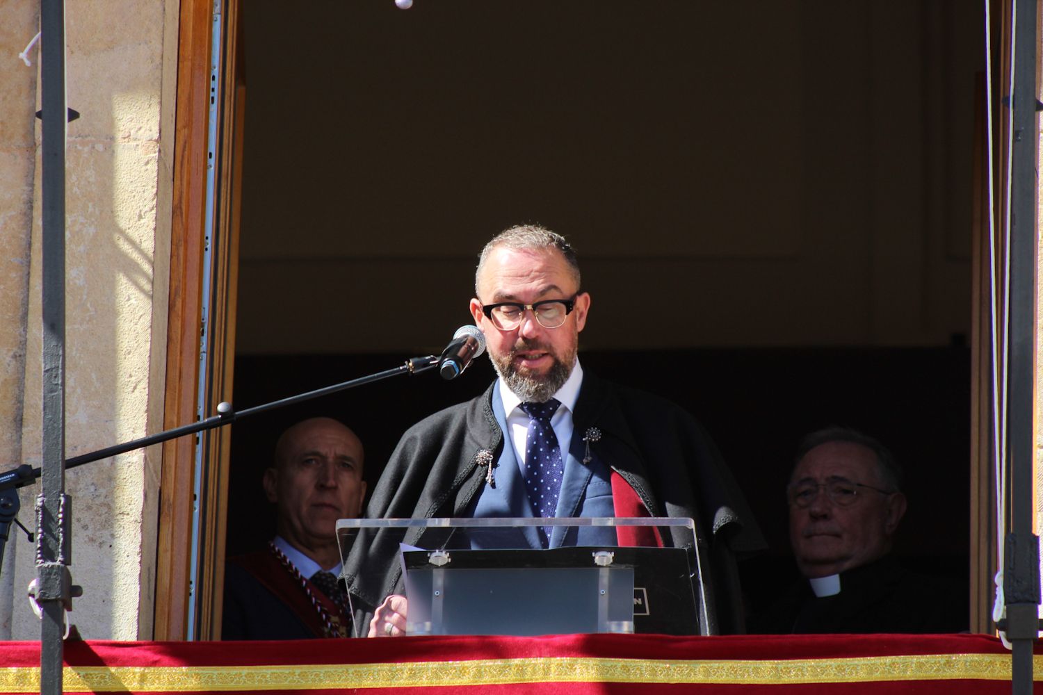 El Pregón a Caballo de las Siete Palabras tiñe de rojo las calles de León en Jueves Santo | José Martín