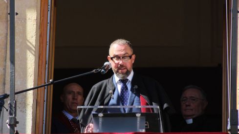 El Pregón a Caballo de las Siete Palabras tiñe de rojo las calles de León en Jueves Santo | José Martín