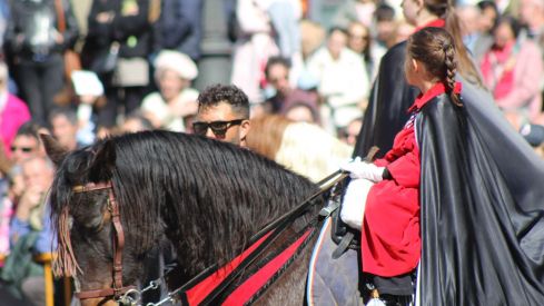 El Pregón a Caballo de las Siete Palabras tiñe de rojo las calles de León en Jueves Santo | José Martín