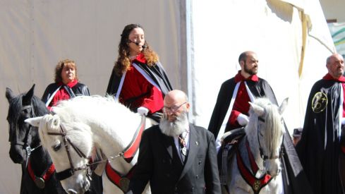 El Pregón a Caballo de las Siete Palabras tiñe de rojo las calles de León en Jueves Santo | José Martín
