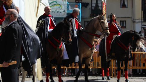 El Pregón a Caballo de las Siete Palabras tiñe de rojo las calles de León en Jueves Santo | José Martín