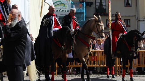 El Pregón a Caballo de las Siete Palabras tiñe de rojo las calles de León en Jueves Santo | José Martín