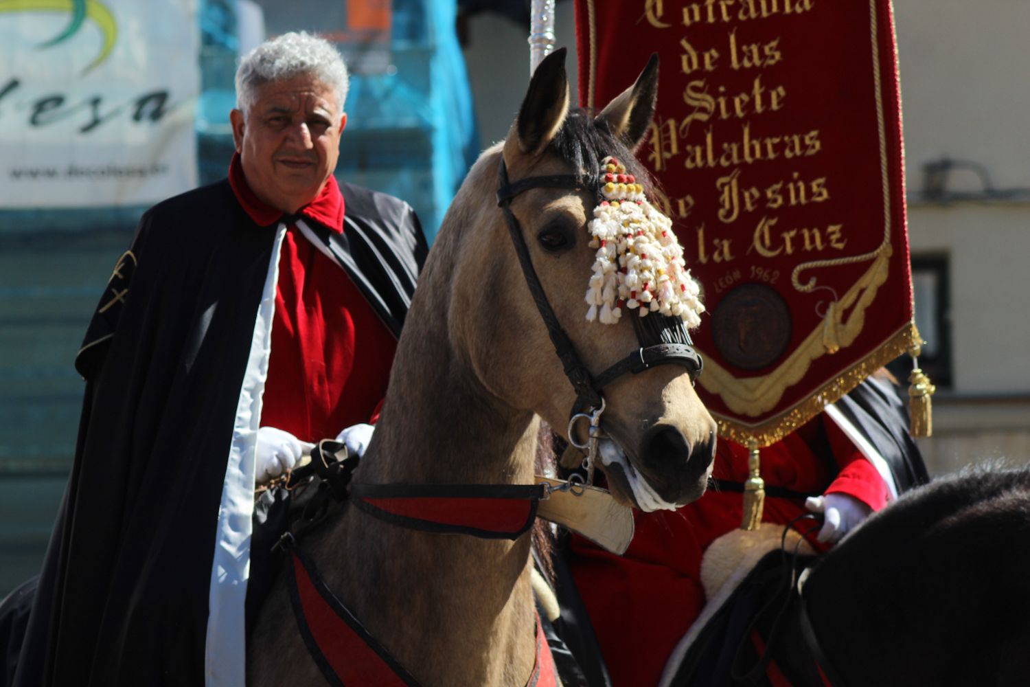 El Pregón a Caballo de las Siete Palabras tiñe de rojo las calles de León en Jueves Santo | José Martín