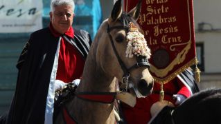 El Pregón a Caballo de las Siete Palabras tiñe de rojo las calles de León en Jueves Santo | José Martín