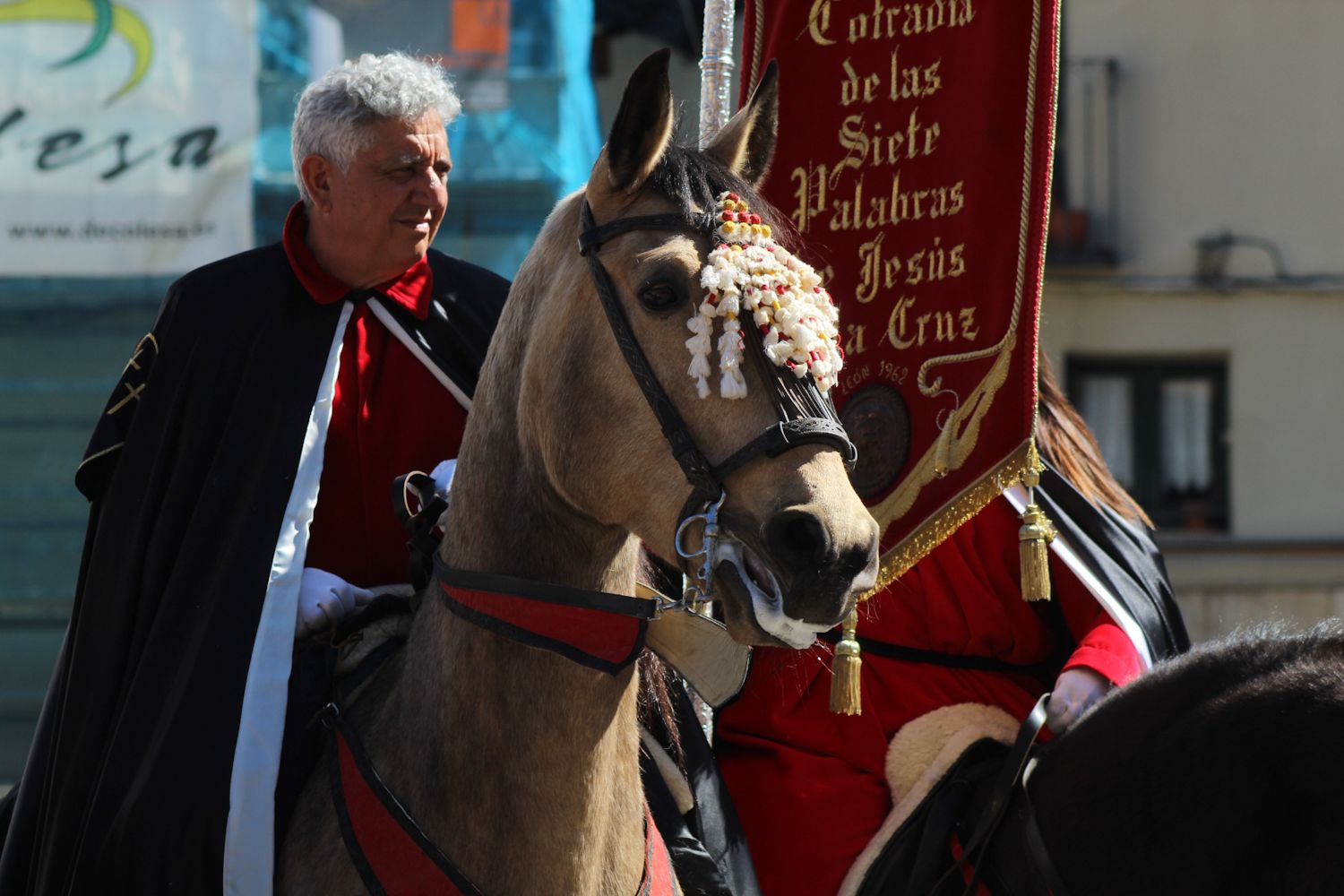 El Pregón a Caballo de las Siete Palabras tiñe de rojo las calles de León en Jueves Santo | José Martín
