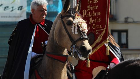 El Pregón a Caballo de las Siete Palabras tiñe de rojo las calles de León en Jueves Santo | José Martín