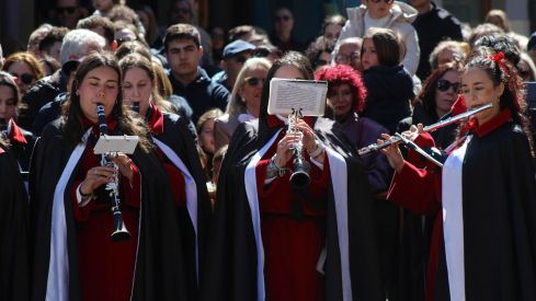 El Pregón a Caballo de las Siete Palabras tiñe de rojo las calles de León en Jueves Santo | José Martín