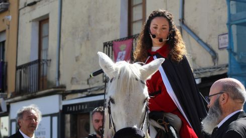 El Pregón a Caballo de las Siete Palabras tiñe de rojo las calles de León en Jueves Santo | José Martín