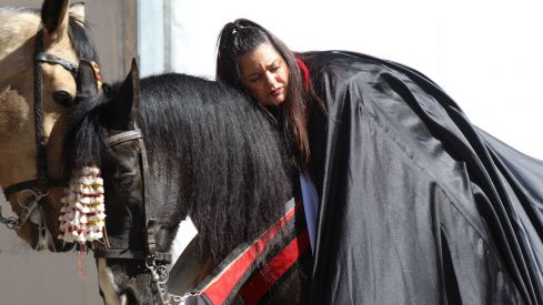 El Pregón a Caballo de las Siete Palabras tiñe de rojo las calles de León en Jueves Santo | José Martín