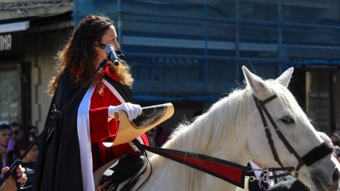 El Pregón a Caballo de las Siete Palabras tiñe de rojo las calles de León en Jueves Santo | José Martín
