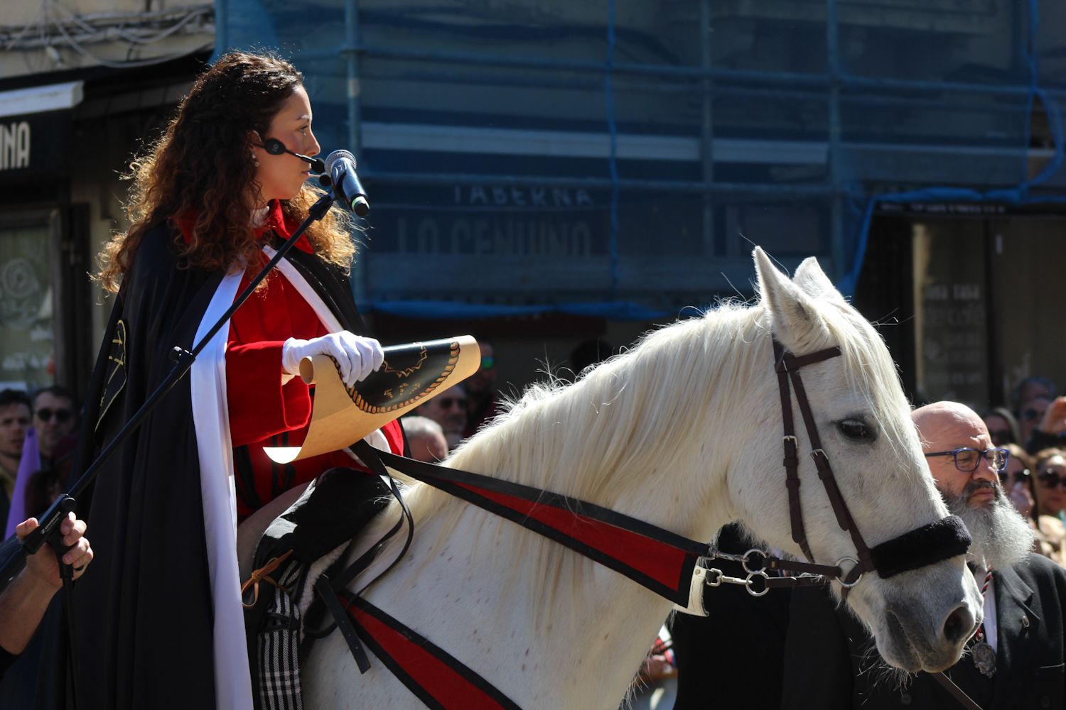 Siete Palabras y capas rojo sangre inundan León en el Pregón a Caballo | José Martín