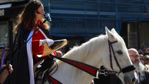 Las Siete Palabras y sus capas rojo sangre inundan León en el Pregón a Caballo | José Martín