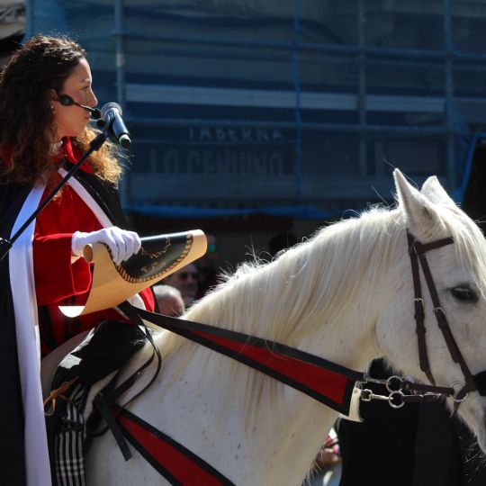 Las Siete Palabras y sus capas rojo sangre inundan León en el Pregón a Caballo | José Martín