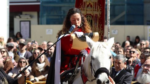 El Pregón a Caballo de las Siete Palabras tiñe de rojo las calles de León en Jueves Santo | José Martín