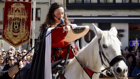 El Pregón a Caballo de las Siete Palabras tiñe de rojo las calles de León en Jueves Santo | Carlos S. Campillo / ICAL