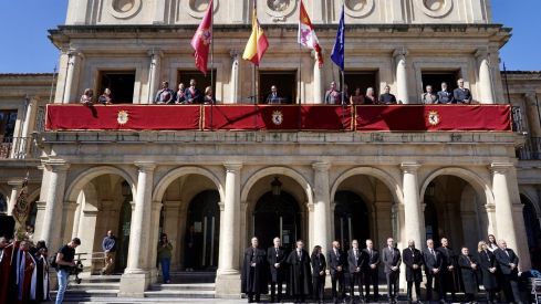El Pregón a Caballo de las Siete Palabras tiñe de rojo las calles de León en Jueves Santo | Carlos S. Campillo / ICAL