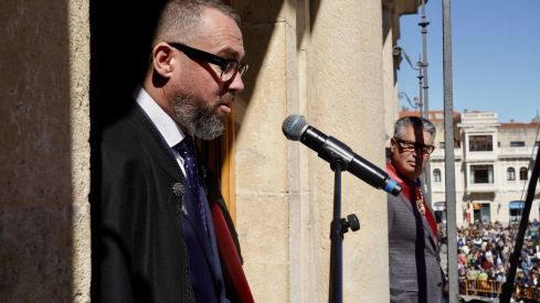 El Pregón a Caballo de las Siete Palabras tiñe de rojo las calles de León en Jueves Santo | Carlos S. Campillo / ICAL