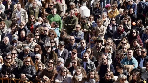 El Pregón a Caballo de las Siete Palabras tiñe de rojo las calles de León en Jueves Santo | Carlos S. Campillo / ICAL