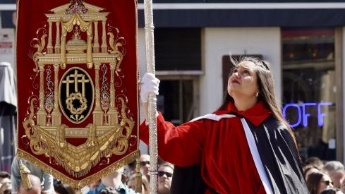 El Pregón a Caballo de las Siete Palabras tiñe de rojo las calles de León en Jueves Santo | Carlos S. Campillo / ICAL El Pregón a Caballo de las Siete Palabras tiñe de rojo las calles de León en Jueves Santo | Carlos S. Campillo / ICAL