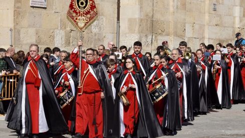 El Pregón a Caballo de las Siete Palabras tiñe de rojo las calles de León en Jueves Santo | Carlos S. Campillo / ICAL