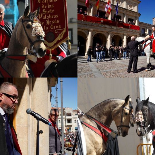 El Pregón a Caballo de las Siete Palabras tiñe de rojo las calles de León en Jueves Santo