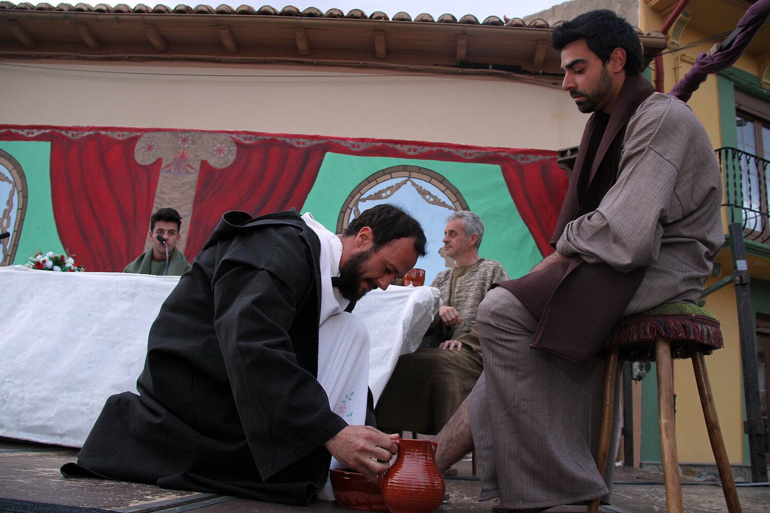 Alrededor de un centenar de vecinos escenifican en la localidad leonesa de Jiménez de Jamuz un Viacrucis viviente | Peio García / ICAL