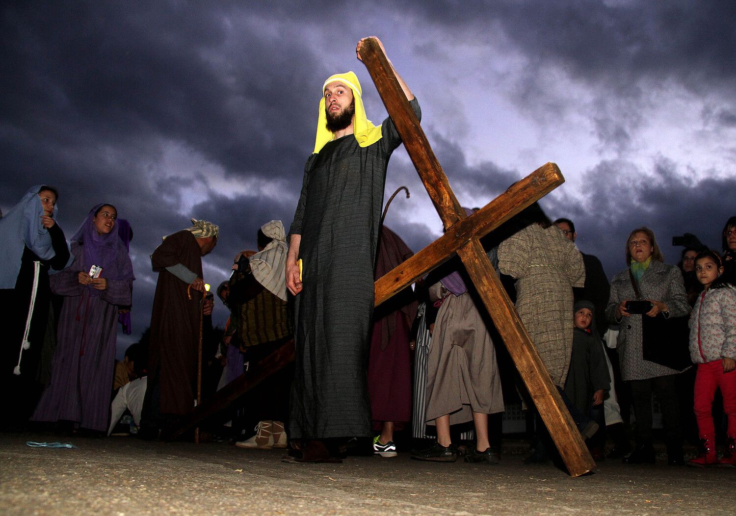 Alrededor de un centenar de vecinos escenifican en la localidad leonesa de Jiménez de Jamuz un Viacrucis viviente | Peio García / ICAL